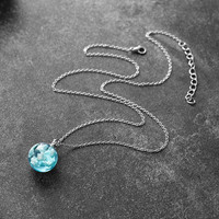Collier pendentif Transparent en résine, chaîne à boule bleu ciel blanc, fait à la main, créatif et durable