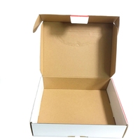 Boîtes d'expédition en carton ondulé écologiques personnalisées, pelliculage mat, doublure en aluminium, gaufrage, logo personnalisé pour cadeaux et vêtements