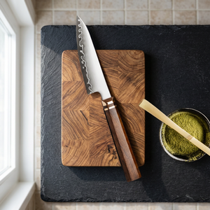 Cuchillo de Cocina Artesanal Vintage con Hoja de Acero al Carbono, Acabado Pulido, Patrón Ondulado Grabado, Mango de Madera y Funda de Cuero - Product Image 3