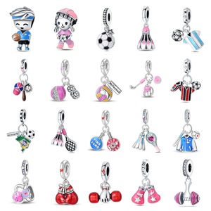 Lindo colgante de latón blanco con diseño deportivo de dibujos animados, adecuado tanto para niños como para niñas, un regalo creativo para cumpleaños. - Product Image 1
