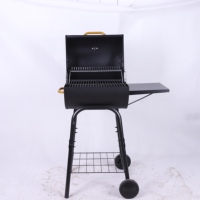 Barbecue au charbon de bois robuste avec chariot, fumoir extérieur et deux tables latérales pour le camping, les pique-niques et la cuisine en plein air