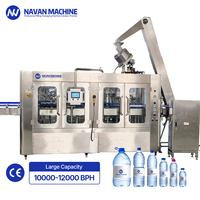 Machine de remplissage d'eau entièrement automatique XGF32-32-10 16000-17000BPH pour la production de bouteilles PET avec technologie de contrôle PLC intelligente