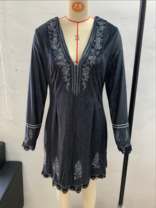 ชุดเดรสสั้นผ้ากำมะหยี่ปักลายสำหรับผู้หญิง คอวีลึก แขนยาว แต่งลูกไม้ สไตล์วินเทจ หรูหรา สำหรับงานเลี้ยงตอนเย็น แฟชั่น - Product Image 6