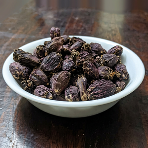 Cardamome noire séchée fumée de qualité export pour Biryani et mélanges d'épices – Production indienne Badi Elaichi - Product Image 1