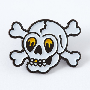 Broche Crâne Personnalisée en Acier Inoxydable 316L, Épinglette Émaillée Os Croisés, Badge Illustration Tatouage Crâne et Os Croisés - Product Image 1