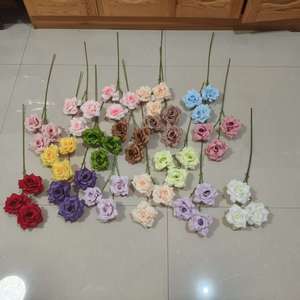 Fleurs artificielles en gros à 3 têtes de roses, pour arche de mariage, décoration de table, diverses couleurs pour toute mise en scène - Product Image 2