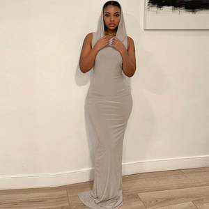 2023 été nouvelle mode couleur unie à capuche dos fente sans manches longue robe - Product Image 5