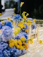 Rangkaian Bunga Hydrangea Biru Mewah Y-047 dengan Bunga Kuning, Dekorasi Meja Pernikahan Buatan untuk Acara