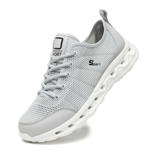 Zapatillas de malla de verano para hombre, zapatos deportivos informales ultra transpirables con diseño hueco, zapatillas ligeras y modernas que combinan con todo. - Product Image 1