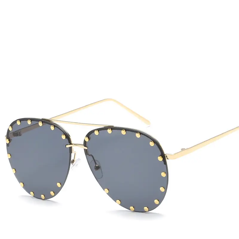 Mode Sonnenbrille neueste 2021 neue Niet Sonnenbrille Yiwu Markt liefern Männer und Frauen Niet Sonnenbrille
