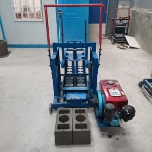 2-45 Máquina de fabricación de ladrillos móvil pequeña Equipo de moldeo de bloques pequeños más vendido en África - Product Image 3
