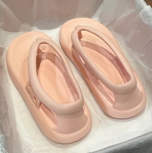 Chanclas de diseño exclusivo para el verano, con textura EVA tipo nube y propiedades antideslizantes, ideales para parejas con temática playera. - Product Image 4