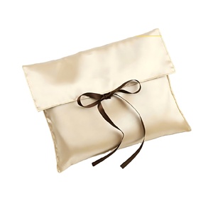 Pochette à rabat en satin anti-poussière avec logo personnalisé, de qualité supérieure, pour l'emballage de vêtements et le rangement de pyjamas - Product Image 1