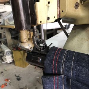 Máquina de coser <span class=keywords><strong>industrial</strong></span> <span class=keywords><strong>Overlock</strong></span> Usada Unlon Spaclal 35800 para material grueso, con abrazadera enterrada y alimentación de material denim por el brazo. - Product Image 5