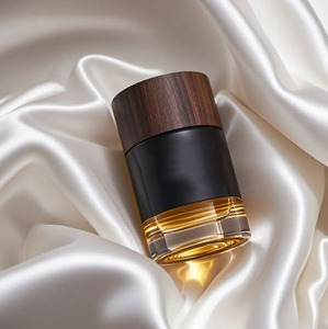 OEM nhà máy tùy chỉnh New Fancy Vòng rỗng chai xịt nước hoa uốn tóc bồng rõ ràng 50ml xi lanh chai nước hoa thủy tinh với nắp gỗ - Product Image 1