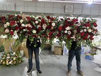 Décoration de mariage populaire faite à la main : Long chemin de fleurs artificielles en soie (roses rouges et feuilles vertes) pour arche moderne
