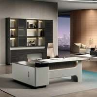Bureau de direction moderne de luxe en bois, bureau de patron sur mesure avec bande LED et prise de courant intégrée