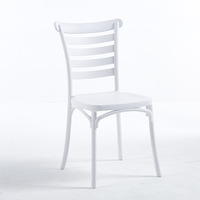 Chaises de chambre d'hôtel chaise moderne en résine à dossier croisé table à manger de jardin et ensemble de chaises pour villa hôtel