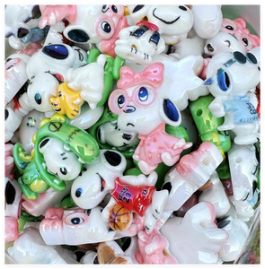Cabujón de resina mini kawaii con forma de perro de dibujos animados, de base plana y con orificio, para colgante de zapato, joyería, manualidades DIY y venta al por mayor - Product Image 2