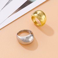 Bagues de grande taille en acier inoxydable plaqué or hautement poli pour hommes, style classique de mariage avec surface brillante
