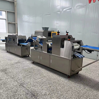 Ligne de production de machines à former la pâte à pizza entièrement automatiques, ligne de production de façonneuses de croûtes à pizza commerciales