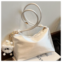 Sac à bandoulière demi-lune en satin avec fermeture éclair, logo personnalisé, minimaliste, mini, luxueux, brillant, soyeux, mignon, avec breloque en peluche, tendance, pour femme, faible MOQ