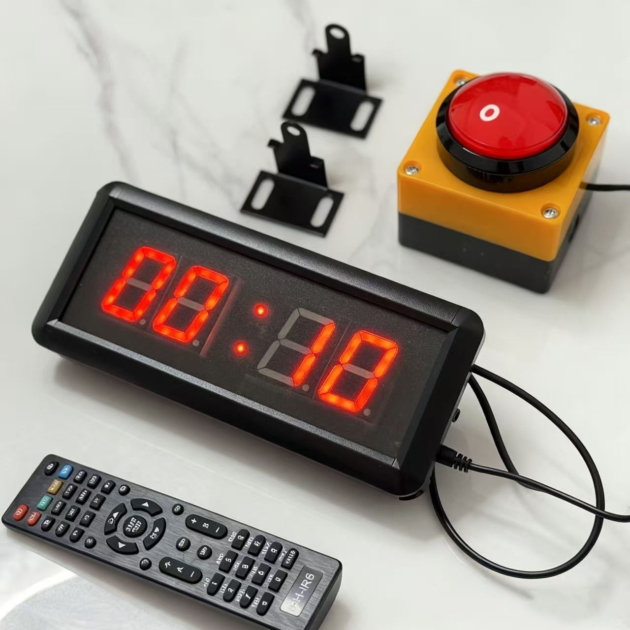 1 bouton rouge de 6 cm.