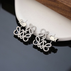 Pendientes de Botón de Alta Gama para Mujer, Estilo Europeo y Americano, Nuevo Diseño Geométrico Hueco, Chapado en Oro de Lujo Ligero, Corte Princesa - Product Image 2