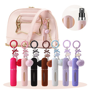 Mini botella de perfume recargable de 5ml con llavero de felpa de PU, contenedor portátil a prueba de fugas con ventana para pulverizar fragancia, ideal para bolsos de viaje y llaves. - Product Image 1