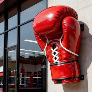 Support mural pour gant de boxe géant en résine rouge moderne artisanale - Product Image 3