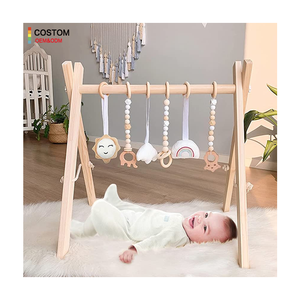 Tapis d'éveil pliable en bois Montessori avec jouets suspendus pour bébés et enfants, idéal pour l'éveil précoce des garçons et des filles - Product Image 1