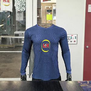 Camiseta de Jacquard de fútbol del equipo español 2526, tela de poliéster de secado rápido personalizada, nombre, logotipo impreso, uniforme de club de fútbol - Product Image 3