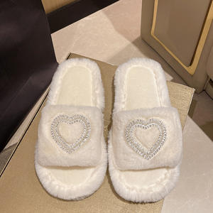 Produits populaires : Pantoufles en fourrure Love à semelle PVC, doublure ultra douce, pantoufles moelleuses pour femmes, fabriquées par un fabricant professionnel - Product Image 4