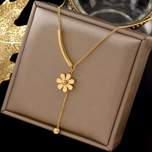 <span class=keywords><strong>Collana</strong></span> Girocollo di Tendenza con Nappa a Fiore Placcata Oro 18K in Acciaio Inossidabile con <span class=keywords><strong>Margherita</strong></span> per Donna - Product Image 3