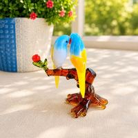Figurine d'oiseaux en verre sur branche avec baies rouges, ornement décoratif en cristal pour la présentation sur un bureau ou une table