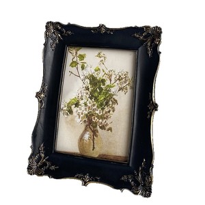 Cornice Portafoto da Parete in Resina Nera Dorata Intagliata Stile Francese Vintage Europeo per Soggiorno e Camera da Letto - Product Image 5