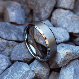 Anillo de tungsteno liso cepillado gris Gunmetal 8mm Borde biselado de alto pulido Anillo TIZTI Anillo de boda de titanio de tungsteno - Product Image 4