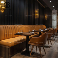Ensemble de table et de chaises de restaurant en bois massif carré, meubles d'hôtel commerciaux modernes Ron Group, sièges en cuir