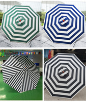 Parasol à mât central en aluminium imitation bois à long manche, base en marbre, design rayé pour terrasses extérieures et salons de thé.