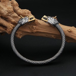 Bracelet ouvert en acier avec têtes de loup et accents dorés, style viking, pour homme, cadeau, par Yunnique - Product Image 3