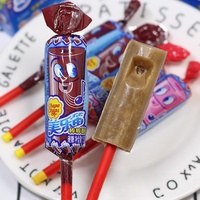Fabriekslevering van aardbeiencola-smaak harde lolly's, fruitig zoet, cartoonvormig, zakformaat, 60g, 24 maanden houdbaarheid
