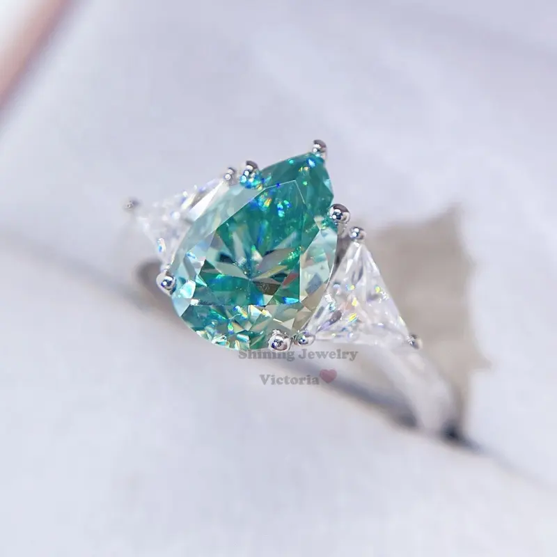 Anello di fidanzamento con diamante Moissanite verde blu a tre pietre con taglio a pera in oro bianco 10 carati