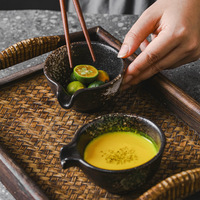 Japanische Keramik-Saucen schale mit zwei Fächern Modernes Zuhause oder Restaurant Verwenden Sie eine Geschmacks schale für Camping mit Gravur technik