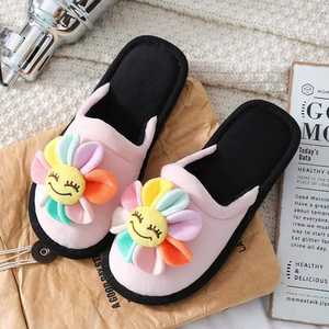 Chaussons d'intérieur en peluche avec cœur pour l'hiver Chaussons d'intérieur en peluche avec logo personnalisé Chaussons chauds en peluche avec cœur pour femmes et filles - Product Image 4