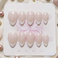 Ongles à presser ultra-fins, transparents comme de la glace, couleur nude, forme amande moyenne-courte, lignes minimalistes pré-dessinées