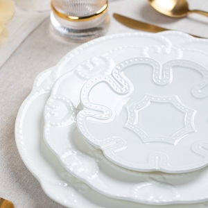 Assiettes de Présentation en Porcelaine Fine Blanche Gaufrée, Forme Florale, pour Mariages – Vente en Gros Fabricant de Vaisselle - Product Image 2