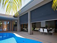 Persianas enrollables con control remoto eléctrico para exteriores, patio, jardín, garaje, piscina, impermeables, resistentes al viento, con cremallera, éxito de ventas en 2024