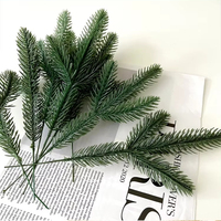 LO-1647 Prix usine Branche d'aiguilles de pin artificielle à 3 branches, branche de feuillage de pin en caoutchouc souple pour la décoration de sapins de Noël et couronnes