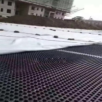 L'usine fournit des panneaux de drainage pour fosses à vin, ainsi que des produits d'étanchéité pour les sous-sols, les garages et les jardins.