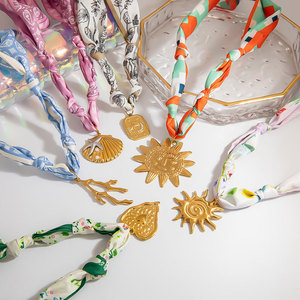 Collares de moda de verano al por mayor, de acero inoxidable 316L, chapados en oro PVD de 14k y 18k, con diseño de pañuelo hawaiano colorido para mujer - Product Image 3